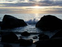 Wellengischt im Gegenlicht - Lofoten